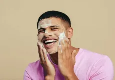 Especialistas dão dicas para homens que querem fazer skincare  