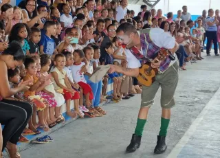 Espetáculo "Tap Clowns" encanta estudantes do Prado