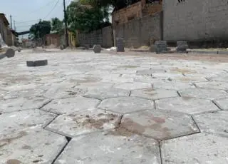 Estão na fase final as obras de drenagem e pavimentação nas ruas e avenidas do bairro Tancredo Neves de Caravelas