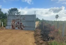 Estrada da Barra do Cahy é bloqueada por supostos indígenas e causa transtornos a turistas em Prado