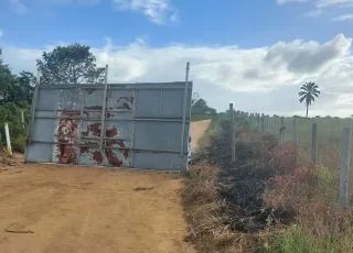 Estrada da Barra do Cahy é bloqueada por supostos indígenas e causa transtornos a turistas em Prado