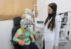 Estudantes da rede pública  de Teixeira de Freitas recebem consultas oftalmológicas no CER IV 