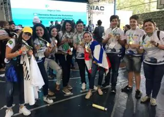 Estudantes de escola mantida pela Suzano ganham etapa nacional do Torneio Brasil de Robótica