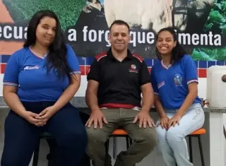 Estudantes de Medeiros Neto transformam lixo da agroindústria em lenha sustentável