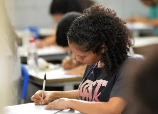 Estudantes do ensino médio terão bolsa para permanecer na escola