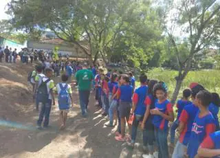 Estudantes participam de abraço à Lagoa do Jacaré em Itamaraju