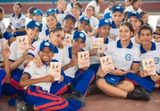 Estudantes participam de ação de conscientização com a cartilha “Meu Namoro é Massa!”