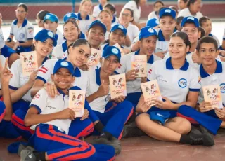 Estudantes participam de ação de conscientização com a cartilha “Meu Namoro é Massa!”