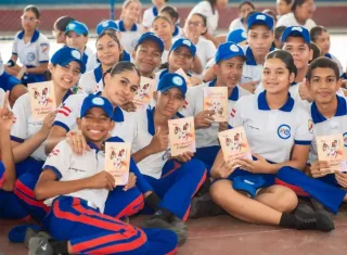 Estudantes participam de ação de conscientização com a cartilha “Meu Namoro é Massa!”