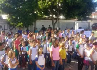 Eunápolis- Pais e alunos protestam por falta de professores