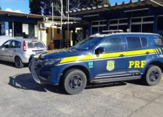 Eunápolis: PRF aborda Fiesta por infrações de trânsito e descobre que carro era roubado