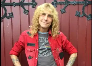 Ex-baterista do Guns N’ Roses dá facada no próprio estômago