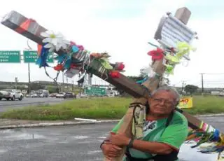 Ex gari sai de Pernambuco  para Aparecida do Norte carregando uma cruz para pagar promessa