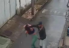 Ex-namorado agride mulher e rasga sua blusa em ataque violento no centro de Itabuna