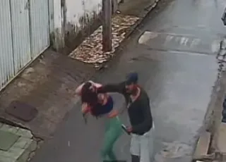 Ex-namorado agride mulher e rasga sua blusa em ataque violento no centro de Itabuna