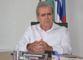 Ex-prefeito de Teixeira de Freitas é punido por irregularidade em contrato de iluminação