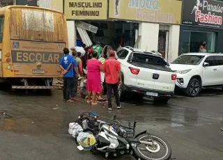 Ex-prefeito se envolve em acidente com motociclista na Praça Sete em Medeiros Neto