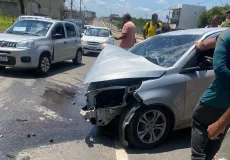 Ex-técnico do DPT fica ferido após bater carro contra poste em Teixeira de Freitas