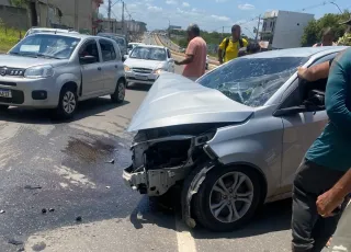 Ex-técnico do DPT fica ferido após bater carro contra poste em Teixeira de Freitas