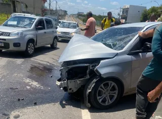Ex-técnico do DPT fica ferido após bater carro contra poste em Teixeira de Freitas