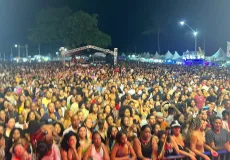 Explosão de público transforma penúltima noite em espetáculo na orla de Alcobaça