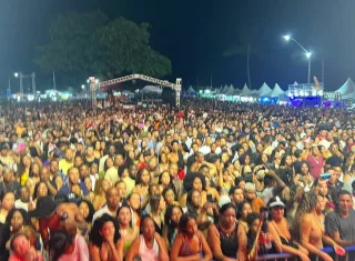 Explosão de público transforma penúltima noite em espetáculo na orla de Alcobaça