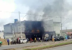 Explosão e incêndio destroem loja automotiva em Teixeira de Freitas