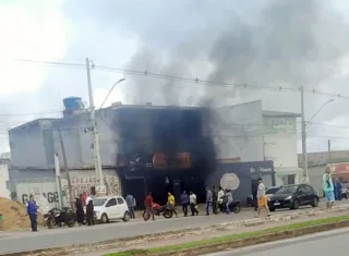 Explosão e incêndio destroem loja automotiva em Teixeira de Freitas