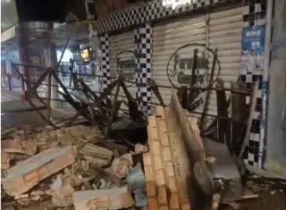 Fachada de farmácia desaba na Avenida ACM em Itamaraju 