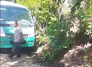 Falha mecânica em ônibus na Curva da Tarifa assusta passageiros