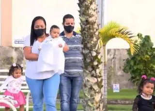 Família de Feira de Santana adota criança que nasceu em Teixeira de Freitas e dois anos depois encontra gêmea de filha