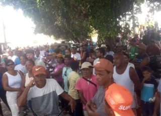 Famílias  da Ass. Lagoa Grande realizam passeata em Prado após decisão administrativa 