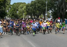 Famílias participam de atividades esportivas no “Domingo é Lazer” na Praça Padre Aparecido