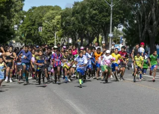 Famílias participam de atividades esportivas no “Domingo é Lazer” na Praça Padre Aparecido