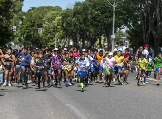 Famílias participam de atividades esportivas no “Domingo é Lazer” na Praça Padre Aparecido