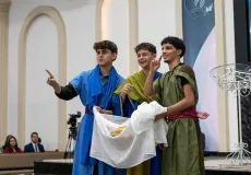 “Farmar aura” até na igreja? Jovens viralizam com encenação de Pedro, Tiago e João
