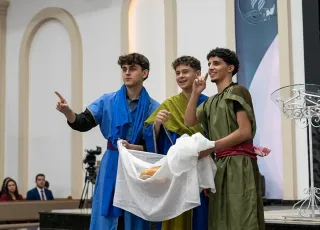 “Farmar aura” até na igreja? Jovens viralizam com encenação de Pedro, Tiago e João