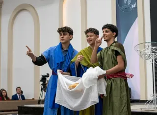 “Farmar aura” até na igreja? Jovens viralizam com encenação de Pedro, Tiago e João