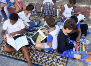 Feira Literária ao ar livre, tem como protagonista crianças do Novo Mais Educação em Teixeira de Freitas