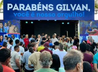 Festa de aniversário do prefeito Gilvan Santos reúne moradores e lideranças políticas no Prado