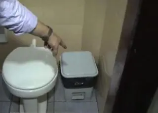 Feto é encontrado dentro de lixeira de escola estadual