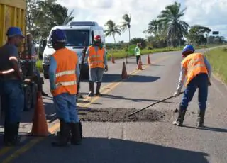 Fibria realiza operação tapa buracos no trecho entre Caravelas e Alcobaça