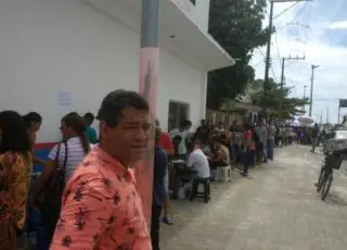 Fila gigantesca e muita confusão marcam o inicio das inscrições para o processo seletivo de prefeitura de Mucuri
