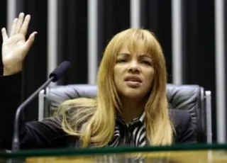 Filha de Flordelis fez proposta a irmão para matar o pai, diz jornal