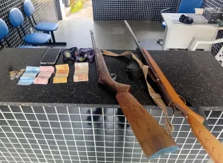 Filho ameaça a mãe e acaba preso com armas em Itamaraju