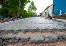 Fim da lama e da poeira: moradores do Jardim Caraípe comemoram pavimentação, em Teixeira de Freitas