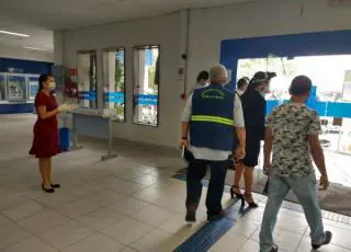 Fiscais da prefeitura de Feixeira de Freitas orientam e propõem mudanças de postura a comerciantes e agencias bancárias