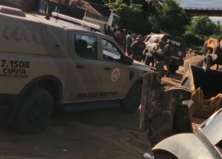 Fiscalização ambiental flagra extração ilegal de areia no rio Jucuruçu, em Itamaraju