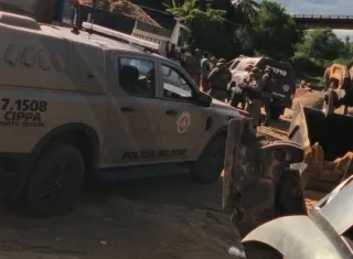 Fiscalização ambiental flagra extração ilegal de areia no rio Jucuruçu, em Itamaraju