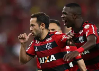 Fla sofre, vence o Emelec e está nas oitavas da Libertadores